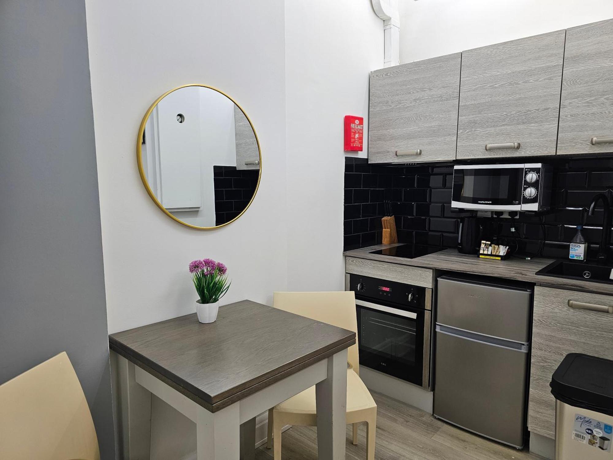 London Stay Apartments Экстерьер фото